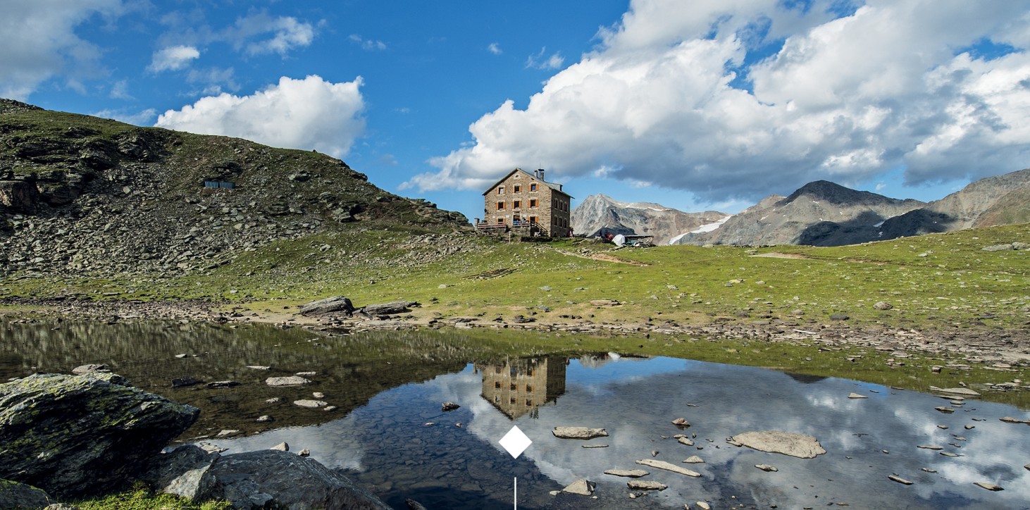 Rifugio Coston: Rifugio con un piccolo lago di montagna ai piedi dell'Ortles. La baita si riflette nelle acque cristalline di un lago di montagna ai piedi dell'Ortles.