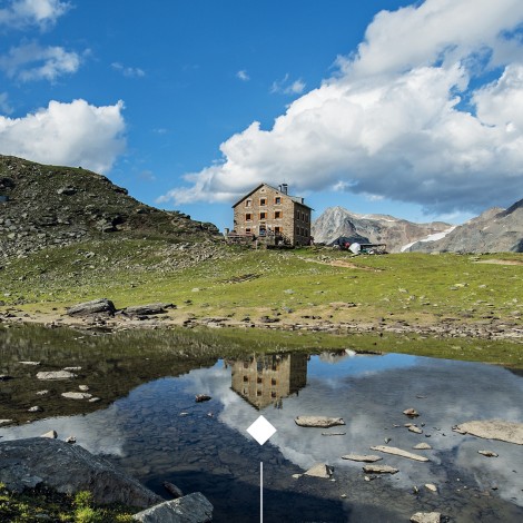 Rifugio Coston: Rifugio con un piccolo lago di montagna ai piedi dell'Ortles. La baita si riflette nelle acque cristalline di un lago di montagna ai piedi dell'Ortles.
