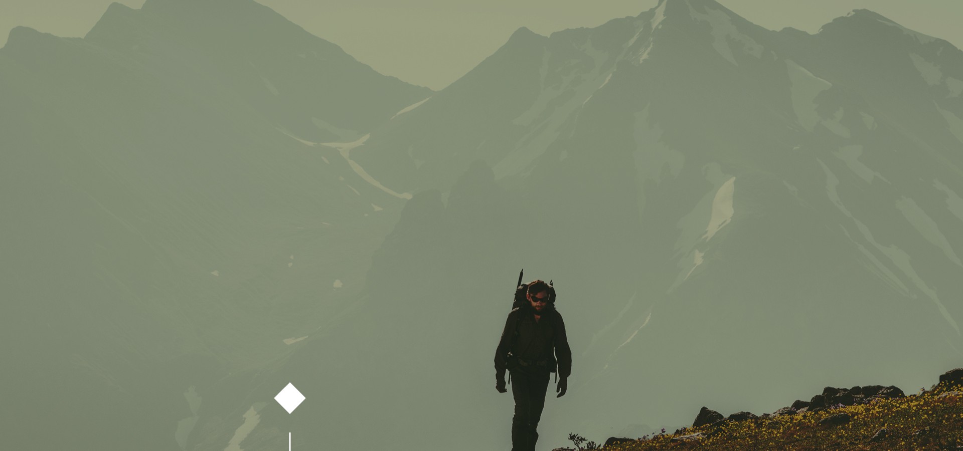Un escursionista durante l'ascesa lungo il sentiero di pietra verso lo rifugio Coston