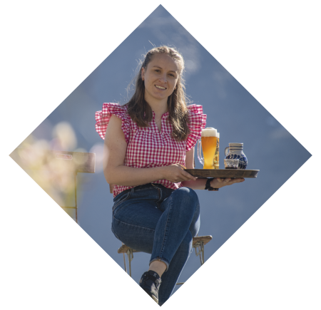 Kathrin dallo rifugio Coston con un tablet di bevande rinfrescanti.