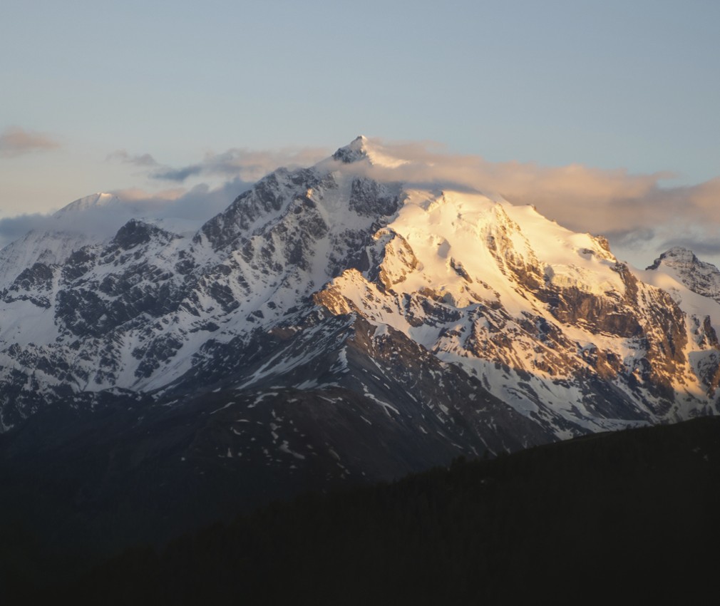 Vista dell'Ortles coperto di neve in Val Venosta.