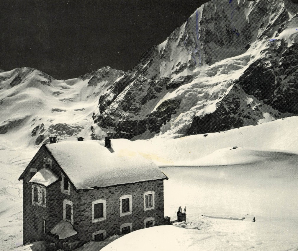 Il Rifugio Coston coperta di neve, situata a Sulden presso il Dreigestirn, diversi anni fa.