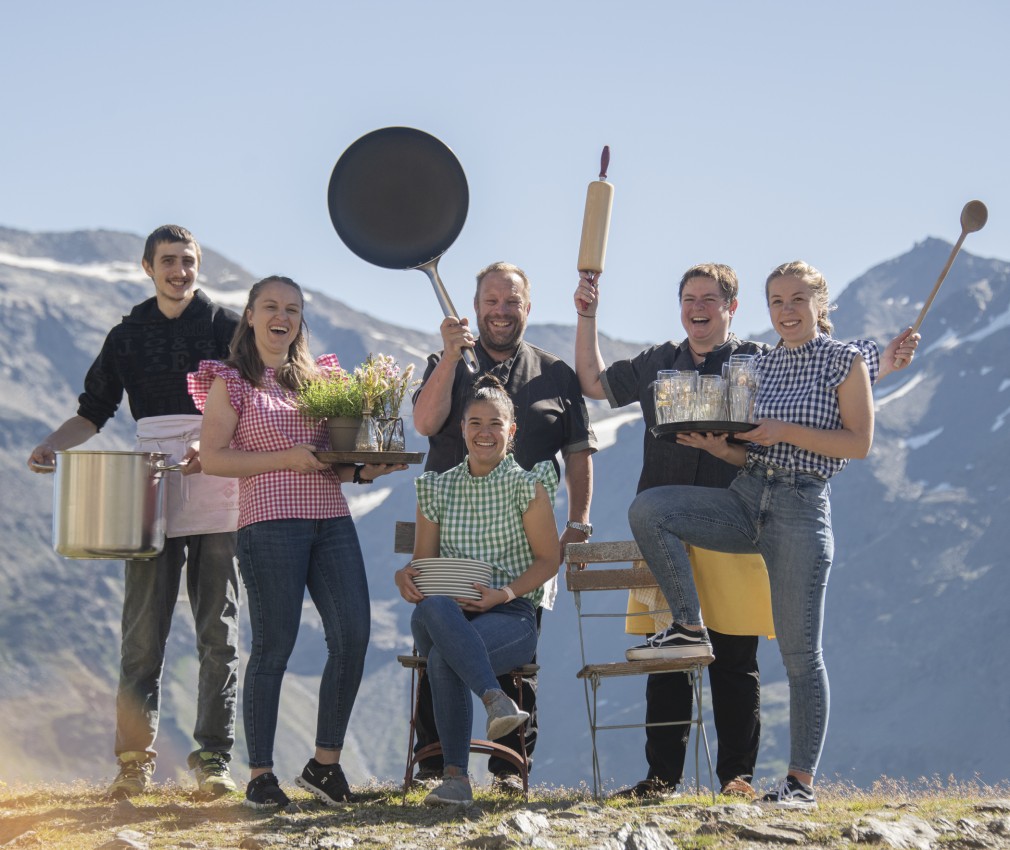 Rifugio Coston: Rifugio di proprietà della famiglia Gutgstell da 40 anni. La famiglia Gutgstell con padelle, pentole e utensili da cucina di fronte all'Ortles.
