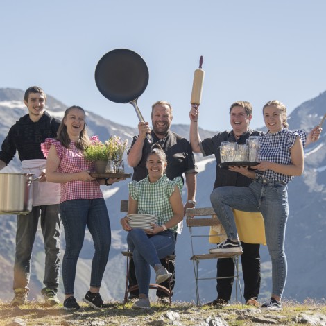 Rifugio Coston: Rifugio di proprietà della famiglia Gutgstell da 40 anni. La famiglia Gutgstell con padelle, pentole e utensili da cucina di fronte all'Ortles.