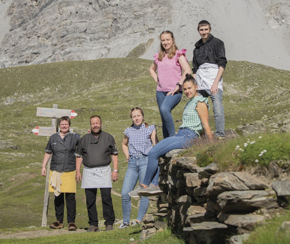 Familienfoto der Familie Gutgstell - der Betreiber und Besitzer der hintergrathütte - vor dem Ortler