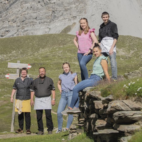Rifugio Coston: Una famiglia di rifugio appassionata. Foto di famiglia della famiglia Gutgstell, i gestori e proprietari dello rifugio Coston, di fronte all'Ortles.