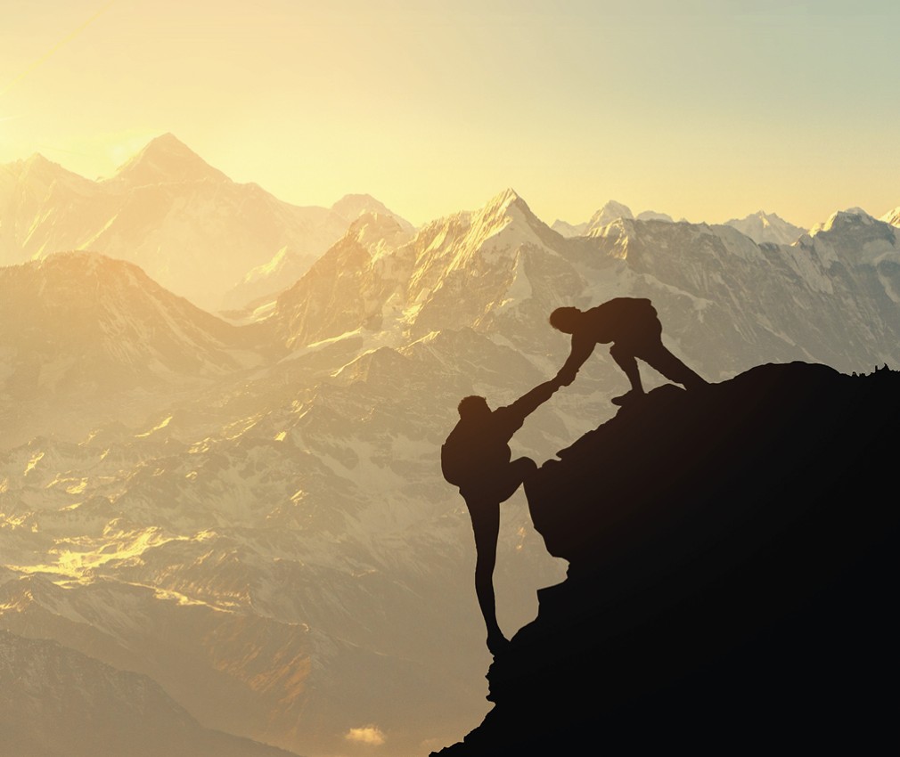 Rifugio Coston: Sicurezza e cautela in montagna. Un escursionista aiuta un altro a superare l'alta scogliera di roccia.