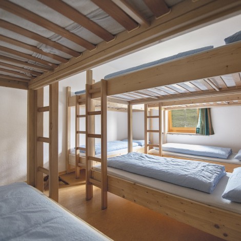 Rifugio Coston: Accogliente rifugio con camere a letti a castello e dormitori. Camera dello rifugio Coston con letti a castello e spazio per un massimo di 8 persone.