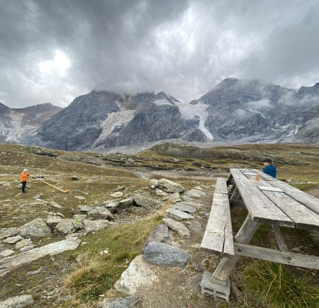 Rifiugo Coston: Cibo da rifugio nutriente - una ricca colazione e cena à la carte. Ulf mentre fa saltare la famosa frittata dolce della baita.