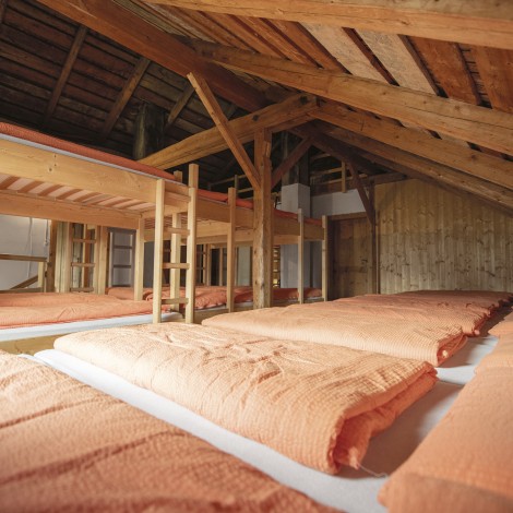 Rifugio Coston: Vero avventura in baita nel dormitorio del rifugio sullo Hintergrat. Il grande dormitorio dello rifugio Coston con letti singoli e a castello in una stanza.