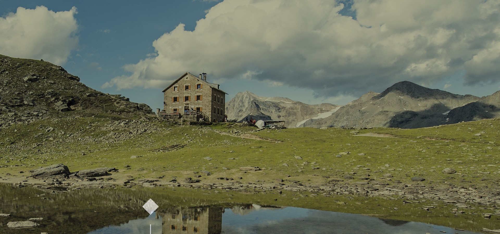 Rifugio Coston: 2.661 m, direttamente sullo Hintergrat dell'Ortles Lo rifugio Coston si riflette in un piccolo lago di montagna.