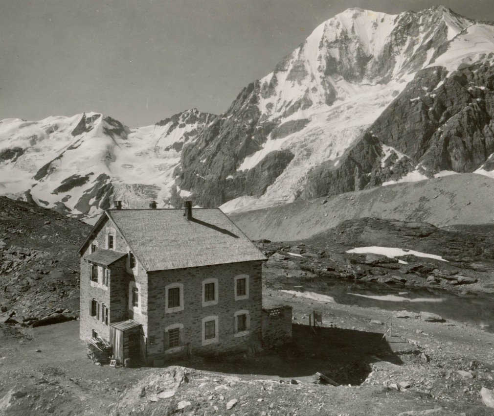 Un'immagine storica in bianco e nero dello Rifugio Coston, ai piedi dell'Ortles.