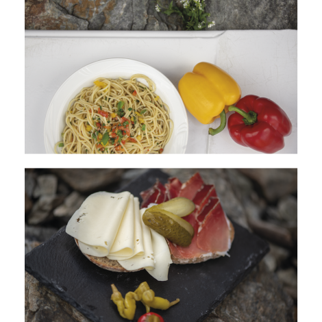 Deliziosi noodles con verdure colorate e un panino con formaggio e pancetta.