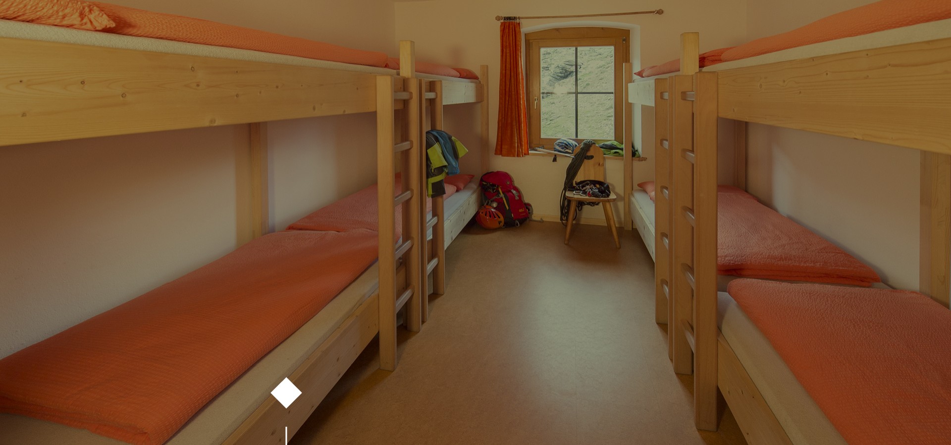 Una stanza dell rifugio Coston con letti a castello.