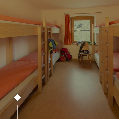 Rifugio Coston: Accogliente stanza con letti a castello che può ospitare fino a otto persone. Una stanza dell rifugio Coston con letti a castello.