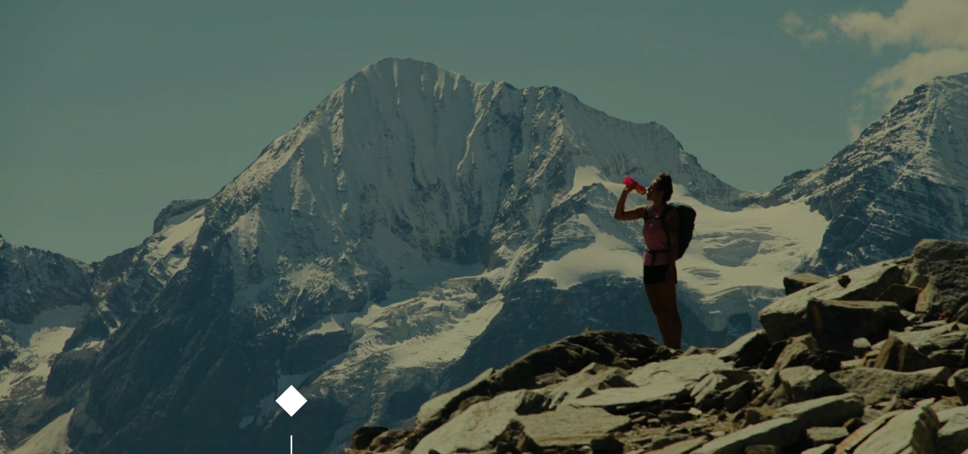 Escursionista sul sentiero di pietra di fronte all'Ortles.