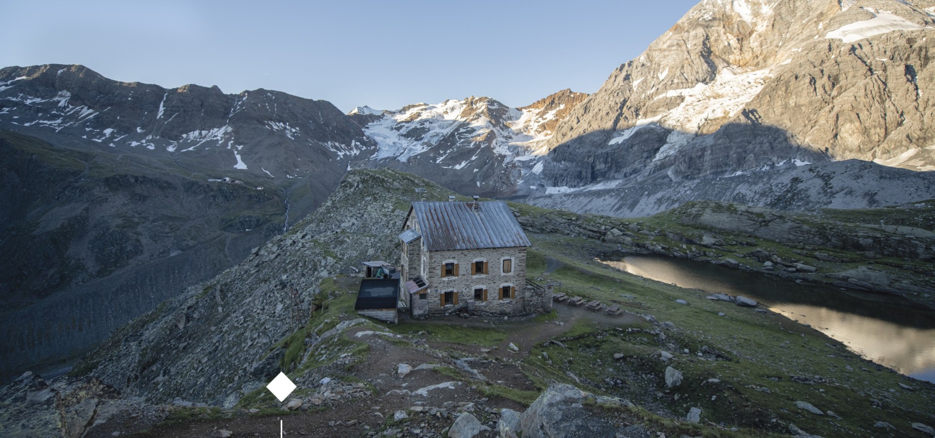 Rifugio Coston: Rifugio ai piedi dell'Ortles a Solda. Vista sullo rifugio Coston, il lago di montagna e le montagne circostanti.
