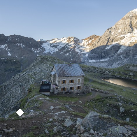 Rifugio Coston: Rifugio ai piedi dell'Ortles a Solda. Vista sullo rifugio Coston, il lago di montagna e le montagne circostanti.
