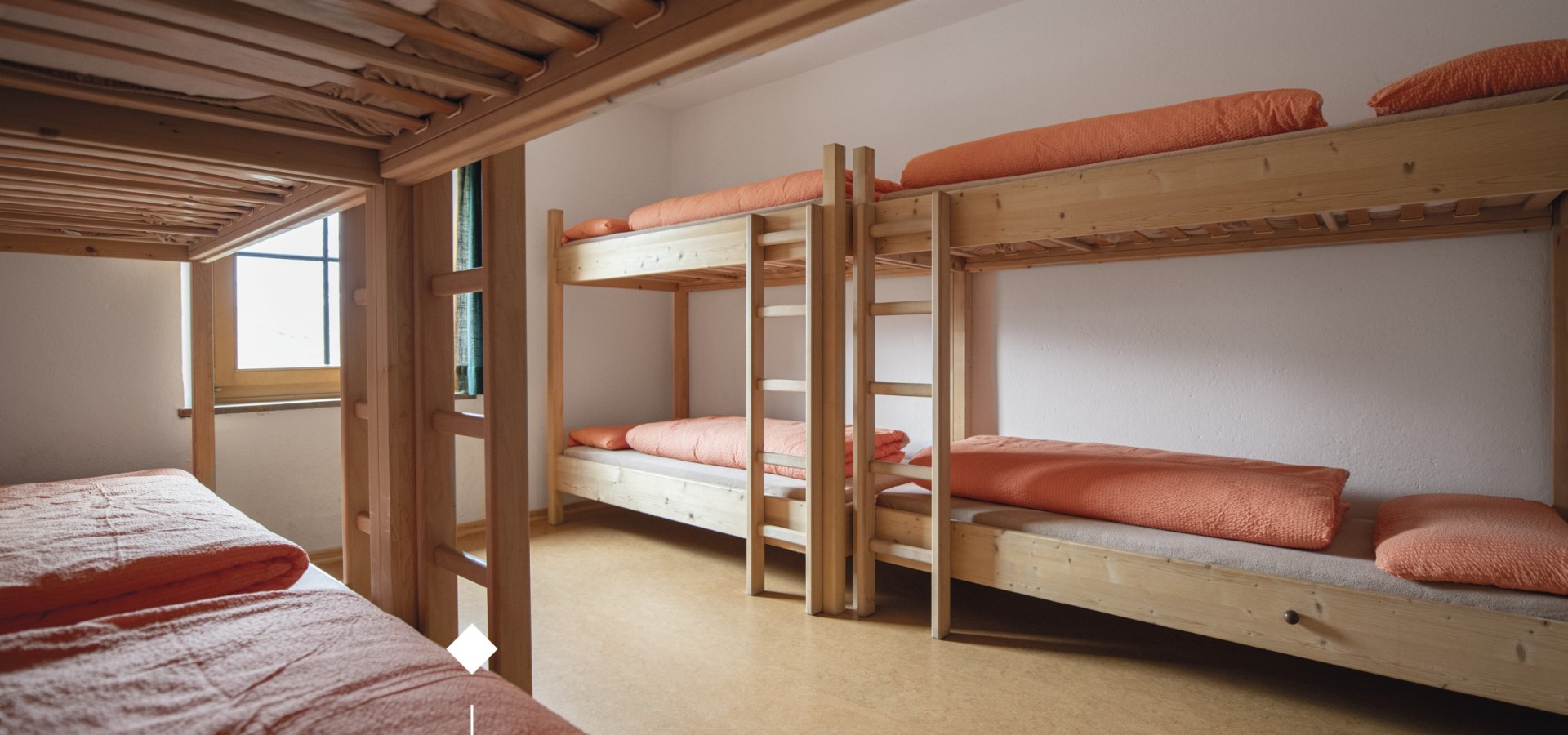 Camera dello rifugio Coston con diversi letti a castello.