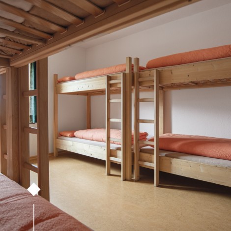 Rifugio Coston: Accoglienti camere da letto con letti a castello nel rifugio. Camera dello rifugio Coston con diversi letti a castello.