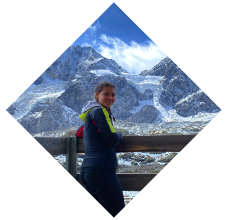 Rifugio Coston: Alloggio sulle montagne dell'Alto Adige, presso l'Ortles. Pia dello rifugio Coston davanti a una recinzione con vista sulle montagne circostanti.
