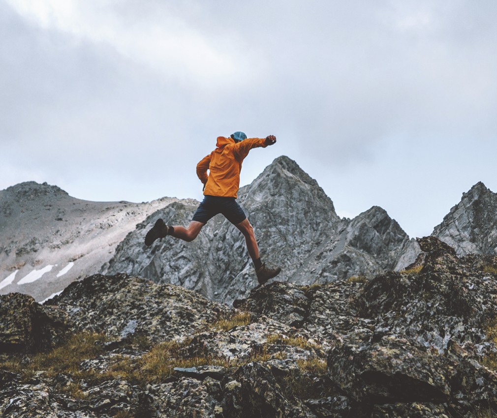 Escursionisti sulle montagne rocciose dell'Ortles.