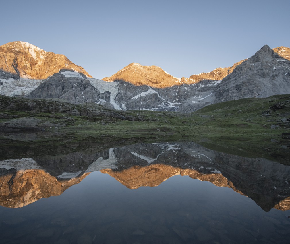 Rifugio Coston: Rifugio situato presso il Dreigestirn, Ortles, Zebrù e Königsspitze. Il Dreigestirn si riflette nell'acqua cristallina di un lago di montagna.