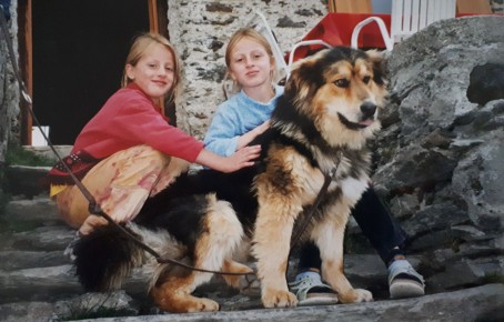 Rifugio Coston: Rifugio nella Val Venosta con una lunga storia. Una vecchia foto dello rifugio Coston con un cane e due bambini.